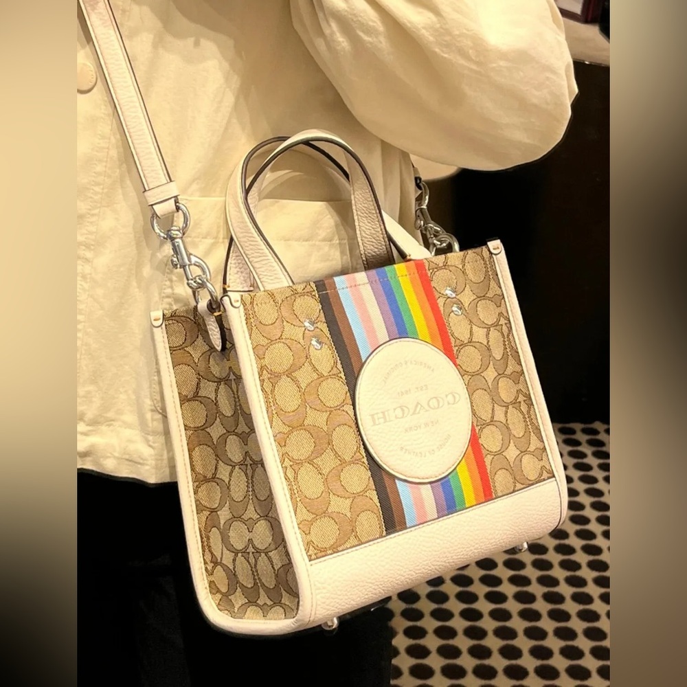 LIke New!!! COACH Dempsey Tote 22 in signature Jacquard - Picture 10 of 13